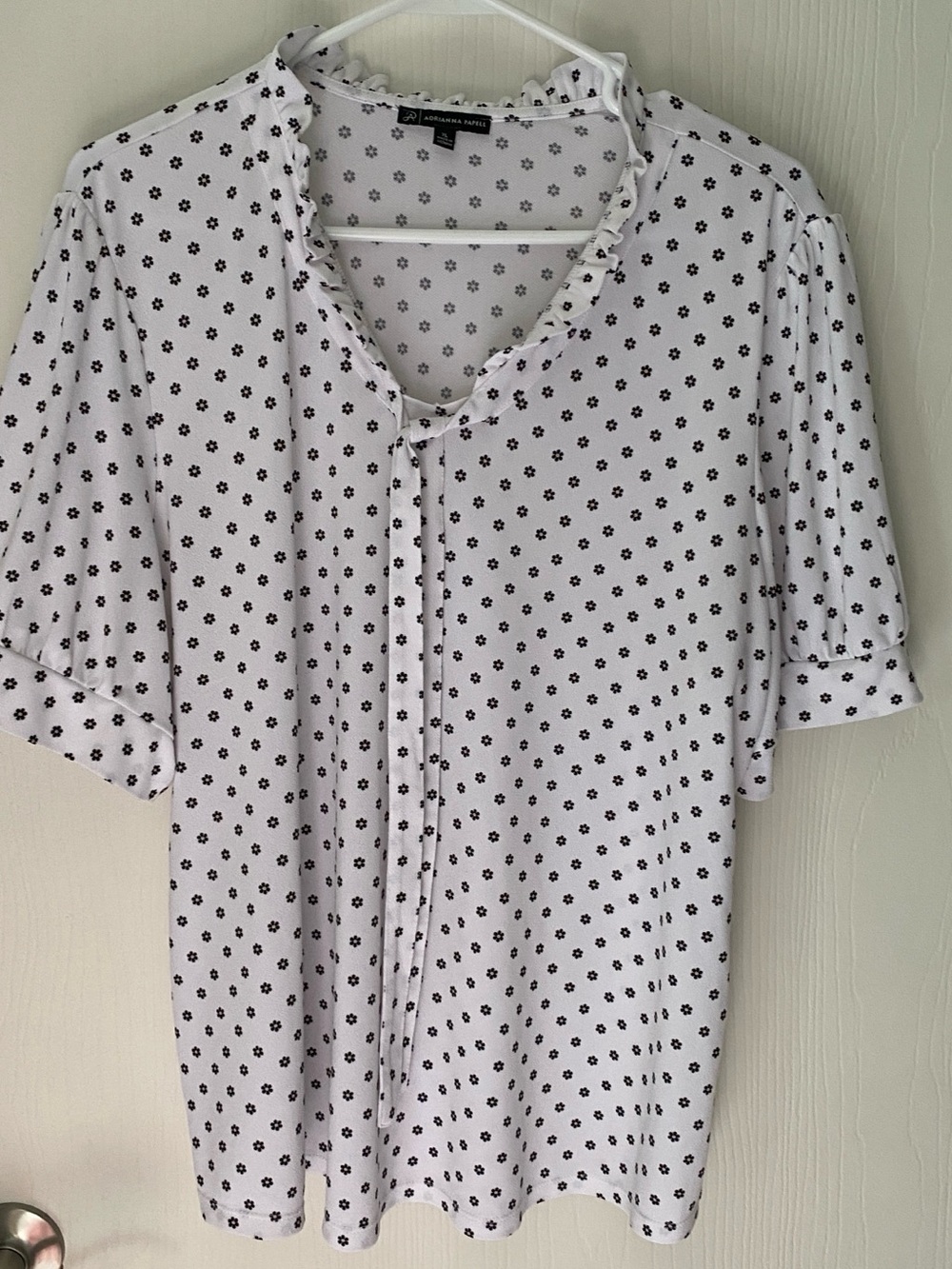 Adrianna Papell Floral Ruffle Neck Blouse XL White Black Short Sleeve